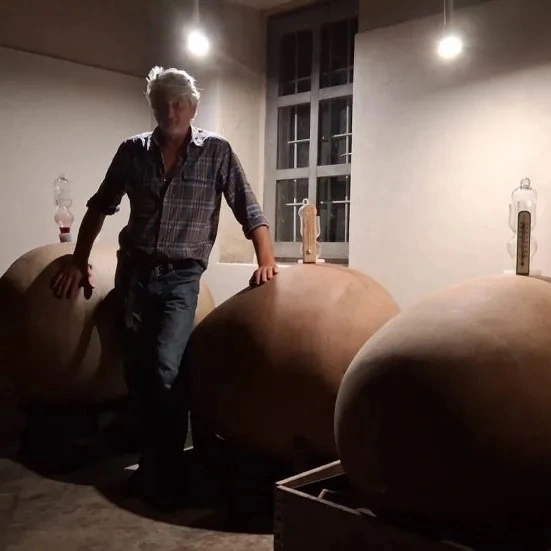 immagine che mostra le uova dove fermenta il vino